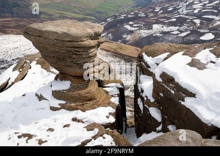 Formation de roches à Naze sur Kinder Scout, Peak District, City, Derbyshire, Angleterre. Banque D'Images