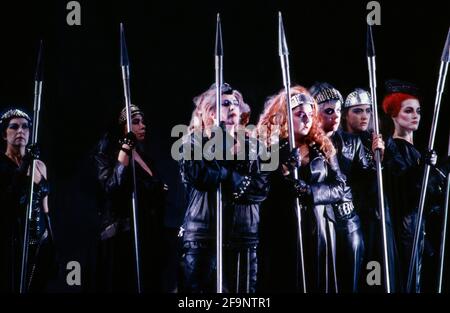 La Valkyrie in DIE WALKURE de Wagner au Royal Opera, Covent Garden, Londres WC2 27/09/1989 Chef d'orchestre : Bernard Haitink design : Peter Sykora éclairage : John B Lire chorégraphe : Eleanor Fazan réalisateur : Gotz Friedrich Banque D'Images