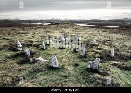 Site préhistorique Callanish III alias Cnoc Fillibhir Bheag. Lewis, Hébrides extérieures. Vue sur S. à la lune de soleil vue sur les montagnes de Harris Banque D'Images