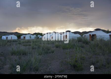 Camp de touristes près du monastère Ongi du XVIe siècle sur la rivière Ongi dans le district de Saikhan-Ovoo dans la province de Dundgovi, Mongolie. Banque D'Images