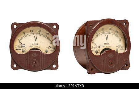 Ancien ampèremètre de l'appareil de mesure sur fond blanc en deux Angles m358m fabriqués en URSS Banque D'Images