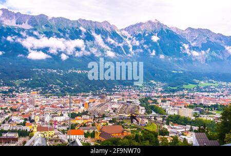 Vue sur la piste du stade de saut à ski de Bergisel surplombant la ville d'Innsbruck en Autriche. Banque D'Images