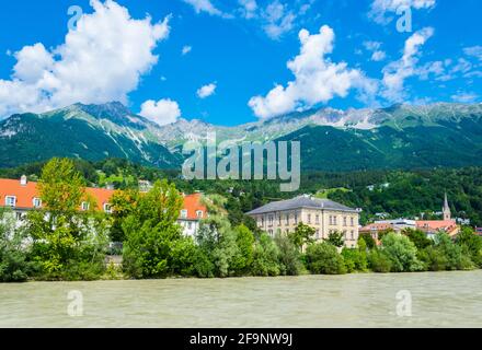 Maisons colorées sur la rive de la rivière Inn à Innsbruck, Autriche. Banque D'Images