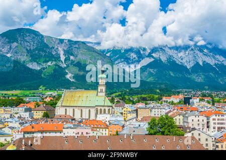 Vue aérienne de Hall dans la ville de Tirol en Autriche depuis le sommet du château de Hasegg. Banque D'Images