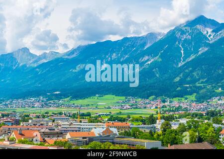 Vue aérienne de Hall dans la ville de Tirol en Autriche depuis le sommet du château de Hasegg. Banque D'Images