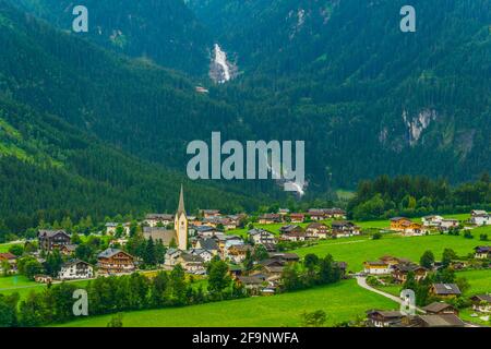 Vue aérienne du village de Krimml et du wassefalle krimmler dans les Alpes autrichiennes.Autriche, Europe. Banque D'Images