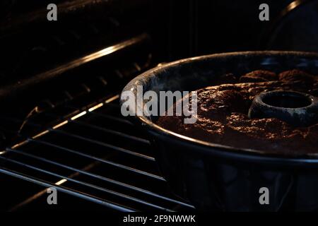 Gâteau au chocolat, cuisson au four Banque D'Images