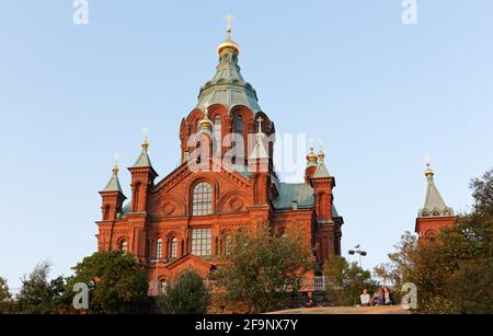 HELSINKI, Finlande - 23 juillet 2013 : quelques jeunes profitent du coucher de soleil à la cathédrale orthodoxe d'Uspenski Banque D'Images