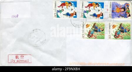 GOMEL, BÉLARUS - 19 AVRIL 2021 : ancienne enveloppe envoyée de Chine à Gomel, Bélarus, 29 décembre 2020. Banque D'Images