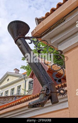 Gouttière en forme de bottes du vieux bâtiment de la vieille ville de Tallinn, Estonie. Tallinn, Estonie - 6 juin 2011 Banque D'Images