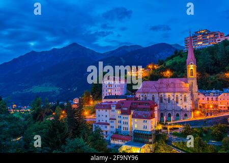 Station de ski et de spa autrichienne Bad Gastein au coucher du soleil Banque D'Images