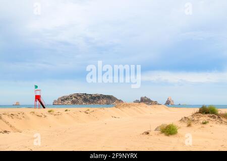 Plage vide avec les îles les Medes en espagnol Estartit Banque D'Images