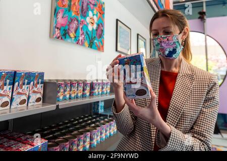 Londres, Royaume-Uni. 20 avril 2021. Boîte de riz par Joey Yu. Un membre du personnel pose à la réouverture de la boutique du Musée du Design à Kensington High Street, marquée par un supermarché pop-up, enveloppé dans le style visuel et les couleurs uniques du designer Camille Walala. Pendant cinq jours, des articles tels que des boîtes de haricots rouges, thé, café, pain, sauce pour pâtes, de l'avoine porridge, du riz, du papier toilette et du liquide vaisselle sont en vente et emballés dans des œuvres créées par une gamme d'artistes émergents. Credit: Stephen Chung / Alay Live ne Banque D'Images