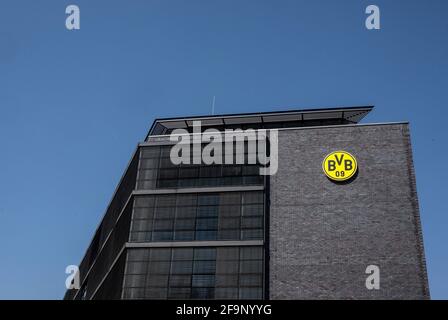 Dortmund, Allemagne. 20 avril 2021. Le logo du club dans les bureaux de Bundesliga club Borussia Dortmund. Selon un rapport publié par Der Spiegel, les douze clubs fondateurs de la nouvelle Super League européenne veulent amener à bord les champions allemands du disque FC Bayern Munich et Borussia Dortmund. Credit: Bernd Thissen/dpa/Alay Live News Banque D'Images