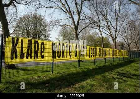 Dortmund, Allemagne. 20 avril 2021. Une bannière lisant "des mots clairs au lieu de lignes vides: L'annulation ESL maintenant et pour toujours" pend sur une clôture en face des bureaux de Bundesliga club Borussia Dortmund. Selon un rapport de "Segel", les douze clubs fondateurs de la nouvelle Super League européenne veulent amener à bord les champions allemands du disque FC Bayern Munich et Borussia Dortmund. Credit: Bernd Thissen/dpa/Alay Live News Banque D'Images