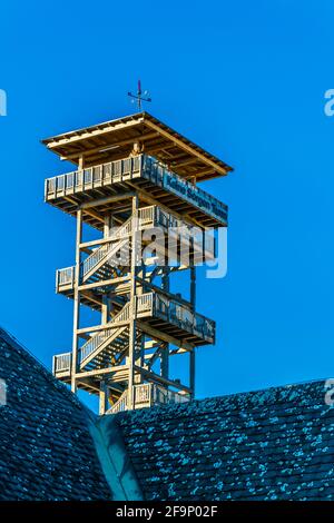 Vue sur une tour d'observation en bois située au sommet d'un bâtiment dans le centre de Linz, en Autriche. Banque D'Images