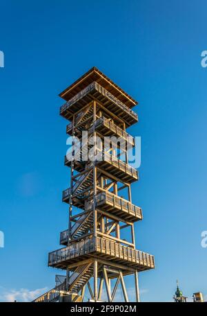 Vue sur une tour d'observation en bois située au sommet d'un bâtiment dans le centre de Linz, en Autriche. Banque D'Images