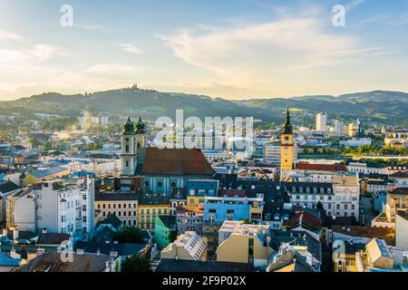 Vue aérienne de la ville autrichienne de Linz, y compris l'ancienne cathédrale, le schlossmusem et la basilique postlingberg. Banque D'Images