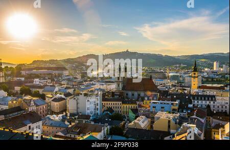 Vue aérienne de la ville autrichienne de Linz, y compris l'ancienne cathédrale, le schlossmusem et la basilique postlingberg. Banque D'Images