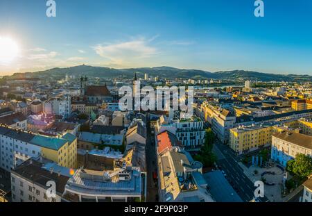 Vue aérienne de la ville autrichienne de Linz, y compris l'ancienne cathédrale, le schlossmusem et la basilique postlingberg. Banque D'Images