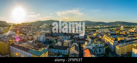 Vue aérienne de la ville autrichienne de Linz, y compris l'ancienne cathédrale, le schlossmusem et la basilique postlingberg. Banque D'Images