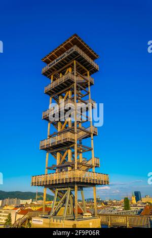 Vue sur une tour d'observation en bois située au sommet d'un bâtiment dans le centre de Linz, en Autriche. Banque D'Images