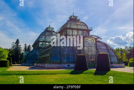 Pavillon Palmenhaus serre dans le jardin du château de Schönbrunn, Vienne, Autriche. Le château de Schönbrunn est une ancienne résidence d'été impériale située Banque D'Images