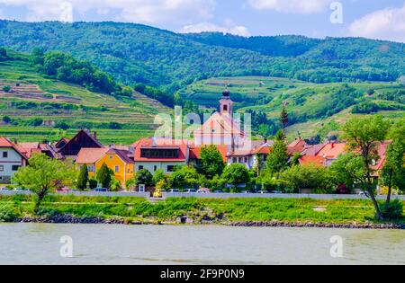 La ville de Spitz an der Donau, le long du Danube, dans la pittoresque vallée de Wachau, site classé au patrimoine mondial de l'UNESCO, en Basse-Autriche. Banque D'Images