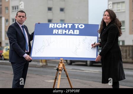 Glasgow, Écosse, Royaume-Uni. 20 avril 2021. PHOTO : (à gauche) Douglas Ross, député, Scottish Conservative and Unionist Party leader, (à droite) Annemarie Ward, militante pour les personnes souffrant de la toxicomanie et se rétablissant de la dépendance et PDG de FAVORUK. Le dirigeant conservateur écossais Douglas Ross a déclaré : « depuis trop longtemps, le gouvernement a pris le regard du ballon, de son propre aveu. La lutte contre les décès liés à la drogue n'a pas été une priorité et cela doit changer maintenant. Trop de vies ont déjà été perdues. Les experts de la reprise ont soulevé l'alarme que les chiffres du décès par drogue en Écosse « vont sans aucun doute augmenter » comme les gens ne le peuvent toujours pas Banque D'Images