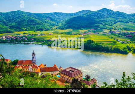 Vue aérienne du village de Durnstein situé dans la vallée de wachau Autriche Banque D'Images