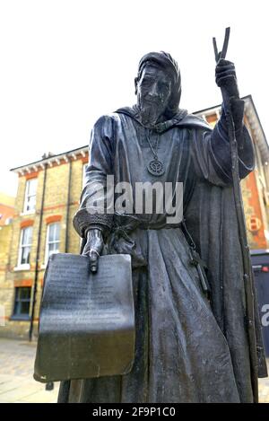 Canterbury, Kent, Royaume-Uni. Statue de Geoffrey Chaucer (Sam Holland : 2016) dans la rue High. Les figures des pèlerins autour de la base (Lynn O'Dowd) sont mod Banque D'Images