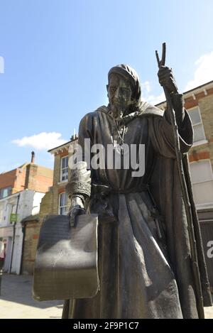 Canterbury, Kent, Royaume-Uni. Statue de Geoffrey Chaucer (Sam Holland : 2016) dans la rue High. Les figures des pèlerins autour de la base (Lynn O'Dowd) sont mod Banque D'Images