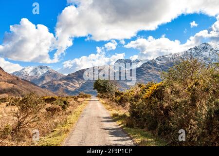 GLENELG HIGHLANDS ECOSSE LA ROUTE À VOIE UNIQUE VERS ARNISDALE ET CORRAN LE LONG DU LOCH HOURN ET DES MONTAGNES ENNEIGÉES Banque D'Images