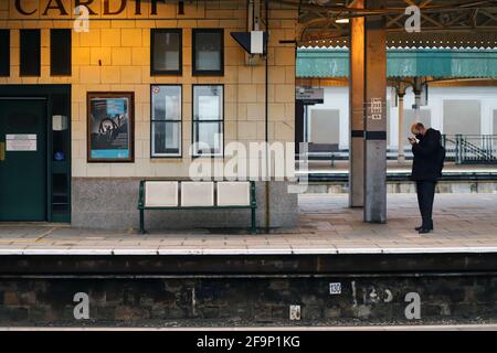 Gare centrale de Cardiff. 1er février 2021. Un homme debout attendant son train sur son téléphone dans le centre de Cardiff. COPYRIGHT Photojournaliste Stef Banque D'Images