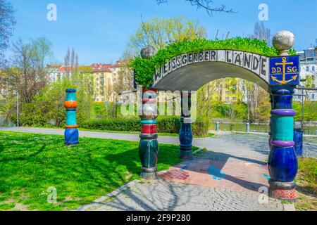 Vue sur le Pavillon à côté du ponton DDSG Blue Danube conçu par friedensreich hundertwasser à vienne. Banque D'Images