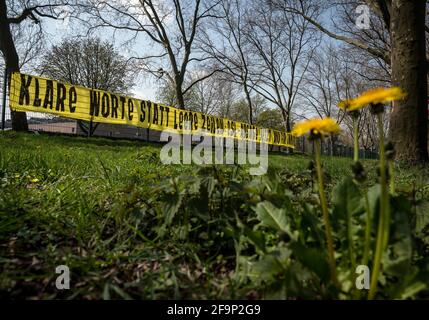 Dortmund, Allemagne. 20 avril 2021. Une bannière lisant "des mots clairs au lieu de lignes vides: L'annulation ESL maintenant et pour toujours" pend sur une clôture en face des bureaux de Bundesliga club Borussia Dortmund. Selon un rapport de "Segel", les douze clubs fondateurs de la nouvelle Super League européenne veulent amener à bord les champions allemands du disque FC Bayern Munich et Borussia Dortmund. Credit: Bernd Thissen/dpa/Alay Live News Banque D'Images