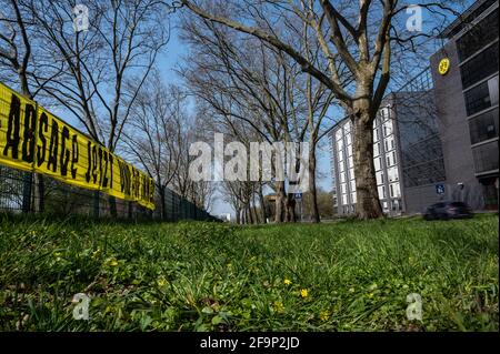 Dortmund, Allemagne. 20 avril 2021. Une bannière portant la mention "Annulation maintenant et pour toujours" est suspendue sur une clôture en face des bureaux du Bundesliga club Borussia Dortmund. Selon un rapport de "Segel", les douze clubs fondateurs de la nouvelle Super League européenne veulent amener à bord les champions allemands du disque FC Bayern Munich et Borussia Dortmund. Credit: Bernd Thissen/dpa/Alay Live News Banque D'Images