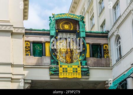 Vue sur la célèbre horloge d'Ankeruhr dans le centre historique de Vienne, Autriche. Banque D'Images