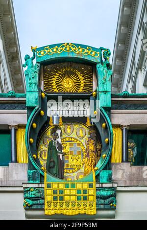 Vue sur la célèbre horloge d'Ankeruhr dans le centre historique de Vienne, Autriche. Banque D'Images