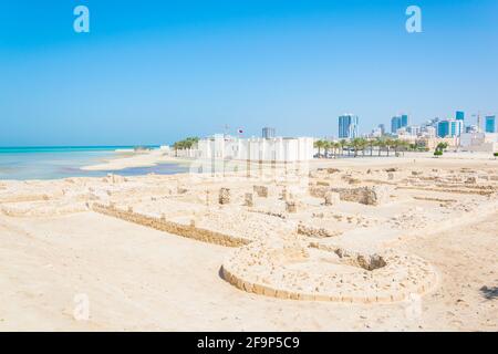 Vue sur le musée du complexe du fort de Bahreïn avec Le fort de QAl'at Al Bahrain qui fait partie de l'UNESCO Patrimoine mondial Banque D'Images