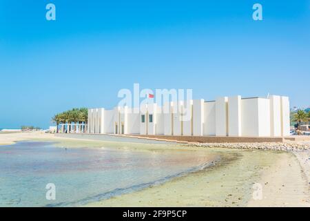 Vue sur le musée du complexe du fort de Bahreïn avec Le fort de QAl'at Al Bahrain qui fait partie de l'UNESCO Patrimoine mondial Banque D'Images