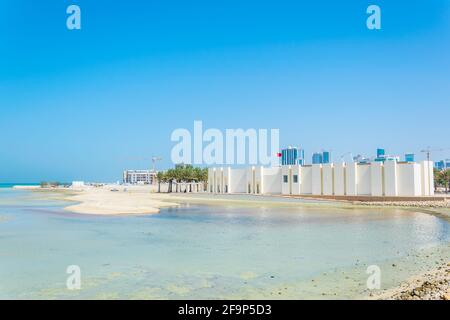 Vue sur le musée du complexe du fort de Bahreïn avec Le fort de QAl'at Al Bahrain qui fait partie de l'UNESCO Patrimoine mondial Banque D'Images