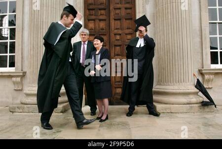 LE NOUVEAU VICE-CHANCELIER DE L'UNIVERSITÉ DE CAMBRIDGE, LE PROF ALISON RICHARD, ENTOURÉ DES RECTEURS DE L'UNIVERSITÉ ET LE PROF BADGER, PRÉSIDENT DU COMITÉ DE SÉLECTION. 4/12/02 PILSTON Banque D'Images