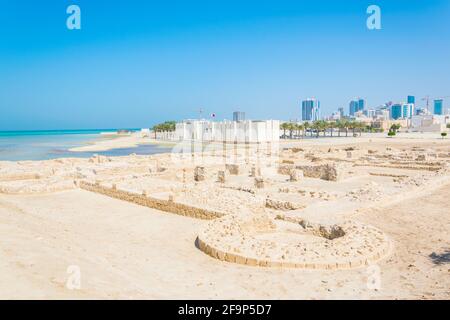 Vue sur le musée du complexe du fort de Bahreïn avec Le fort de QAl'at Al Bahrain qui fait partie de l'UNESCO Patrimoine mondial Banque D'Images