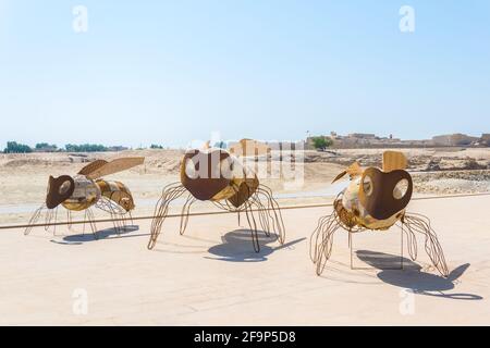 Statues d'abeilles métalliques situées en face du complexe du fort de Bahreïn à Manama. Banque D'Images