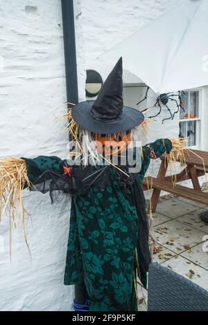 Une fraichement avec une citrouille pour une tête habillée pour les célébrations d'Halloween à Newquay, en Cornouailles. Banque D'Images