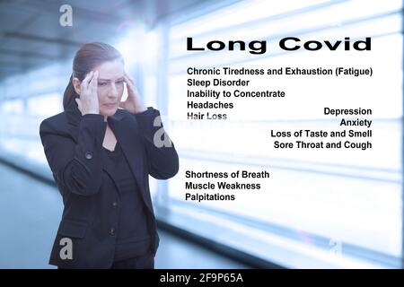 Symptômes fréquents du syndrome de Covid long : troubles du système respiratoire, dysfonctions cardiaques et mentales, comme la fatigue. Banque D'Images