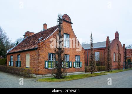 vue sur les petites maisons en briques situées à l'intérieur du nouveau parc de jardin de potsdam. Banque D'Images