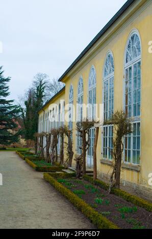 vue sur les petites maisons en briques situées à l'intérieur du nouveau parc de jardin de potsdam. Banque D'Images