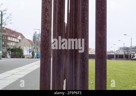 détail des poteaux en acier qui ont servi de support à la construction en béton du mur de berlin en allemagne. Banque D'Images